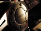 Pagani Zonda F Roadster: эмблема Pagani на руле