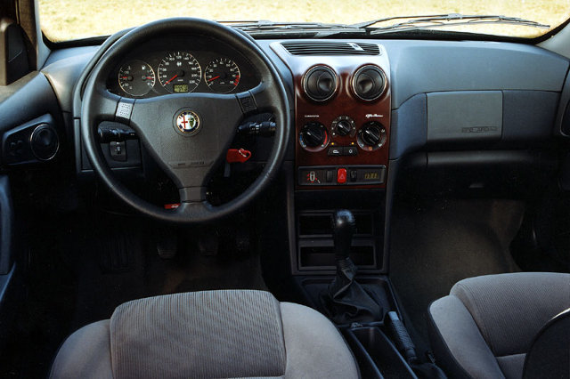 Интерьер Alfa-Romeo 145